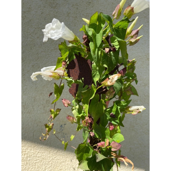 Elf 30cm na piku 110cm dekoracja figurka do ogrodu doniczka ozdoba bluszcz