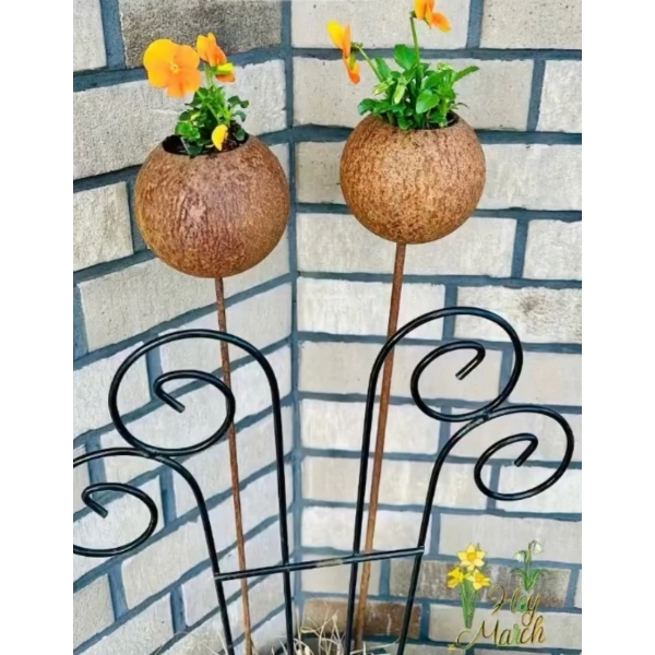 Stylowa dekoracja ogrodowa metalowa doniczka kula na piku RUSTYKALNA 110cm